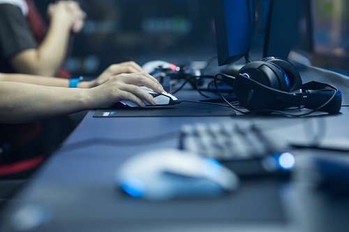 英雄联盟非节假日限玩1.5小时，未满8周岁无法充值[图]